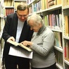 ▲	Ks. prof. Mirosław Wróbel i Kazimiera Derkaczewska wśród księgozbiorów Wydziału Teologii KUL czują się jak u siebie w domu.