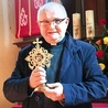 ▲	Ksiądz Stanisław Duma pokazuje relikwiarz o. Pio – świętego, z którym czuje się szczególnie związany.