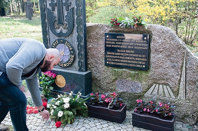 ◄	Spotkanie w rocznicę ludobójstwa odbyło się przy chaczkarach na Górze Polanowskiej i w Szczecinku.