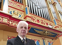 ▲	Kazimierz Solik i znakomite, XIX-wieczne organy w kościele w Marklowicach.