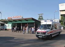 ▲	5 maja 2018 r., brama kopalni w Jastrzębiu-Zdroju. Karetka wiezie do szpitala jednego z uratowanych.