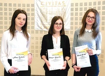 Od lewej: Anna Grabolus (I miejsce), Katarzyna Głogowska  (II miejsce) i Weronika Paruzel (III miejsce).