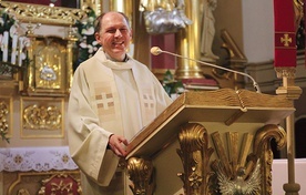 Ks. Andrzej Muszala w sanktuarium Matki Bożej Bolesnej w Hałcnowie.