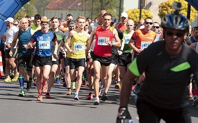 ▲	Punktualnie o 14.00 zawodnicy wyruszyli na 10-kilometrową trasę.