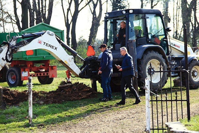 Trwa budowa parkingu kościelnego (ks. proboszcz z prawej).