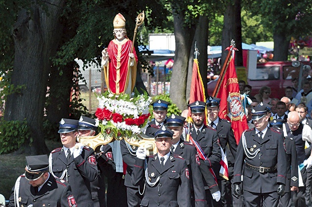 ▲	Procesja z figurą  i relikwiami  świętego.