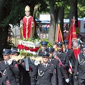 ▲	Procesja z figurą  i relikwiami  świętego.