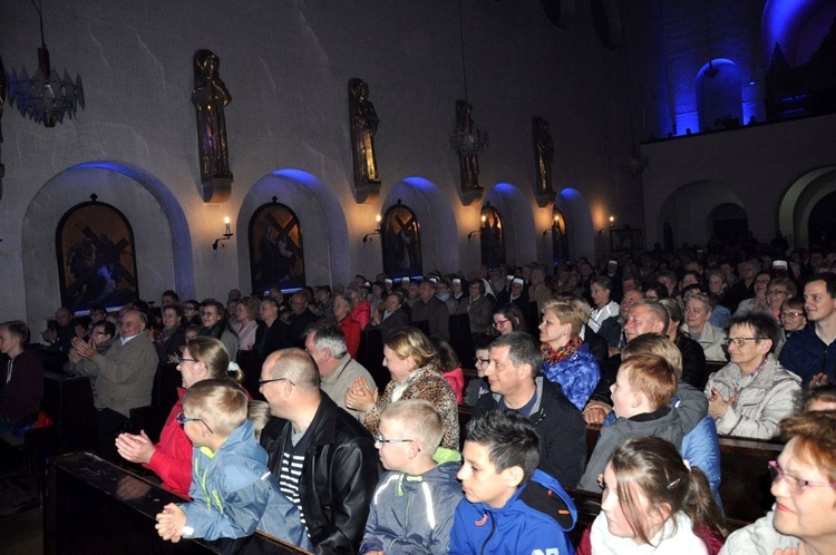 Oratorium "Miłość ponad wszystko" P. Pałki w Zdzieszowicach