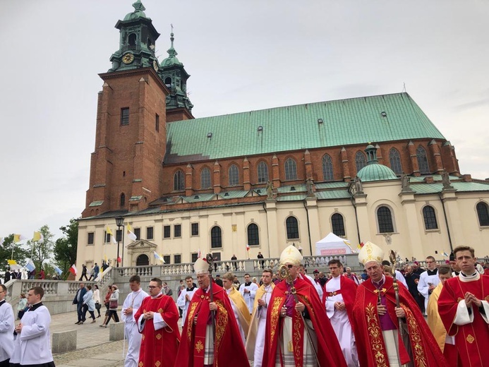 Bp Ignacy Dec doceniony na uroczystościach odpustowych w Gnieźnie