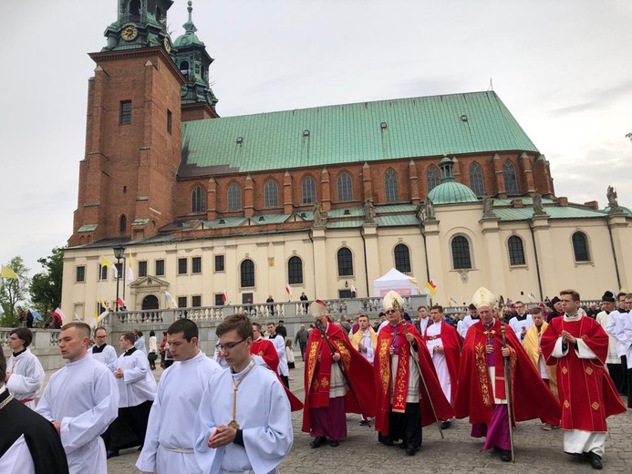 Bp Ignacy Dec doceniony na uroczystościach odpustowych w Gnieźnie