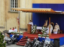 Na placu przed bazylikom motocykliści modlili się o bezpieczny sezon.