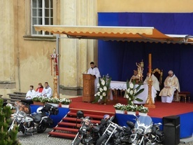 Na placu przed bazylikom motocykliści modlili się o bezpieczny sezon.