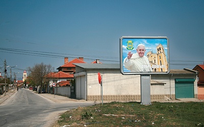 Billboard witający papieża przed wjazdem do Rakowskiego.