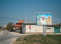 Billboard witający papieża przed wjazdem do Rakowskiego.