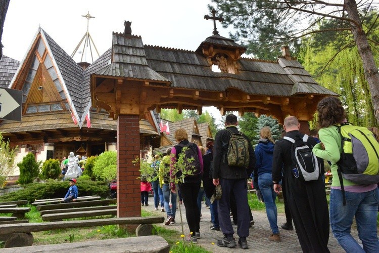 Celem jest sanktuarium Matki Bożej w Sulistrowiczkach