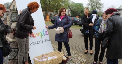 Każdy kto tylko chciał, mógł wspomóc stowarzyszenie, kupując woreczki z cebulami kwiatów.