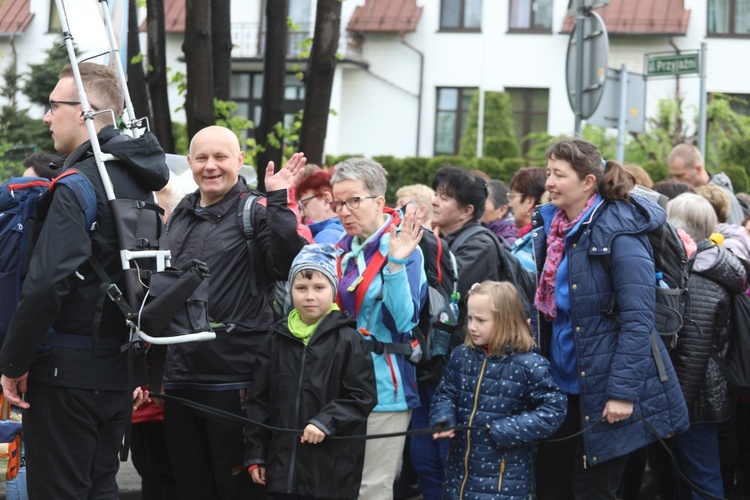 7. pielgrzymka z Hałcnowa wyrusza do Łagiewnik, cz. 1 - 2019