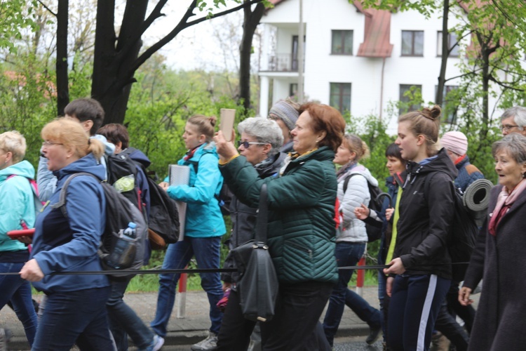 7. pielgrzymka z Hałcnowa wyrusza do Łagiewnik, cz. 1 - 2019