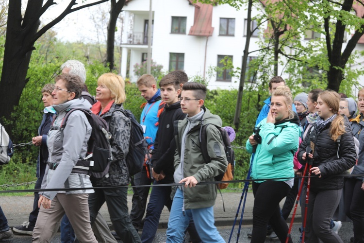 7. pielgrzymka z Hałcnowa wyrusza do Łagiewnik, cz. 1 - 2019