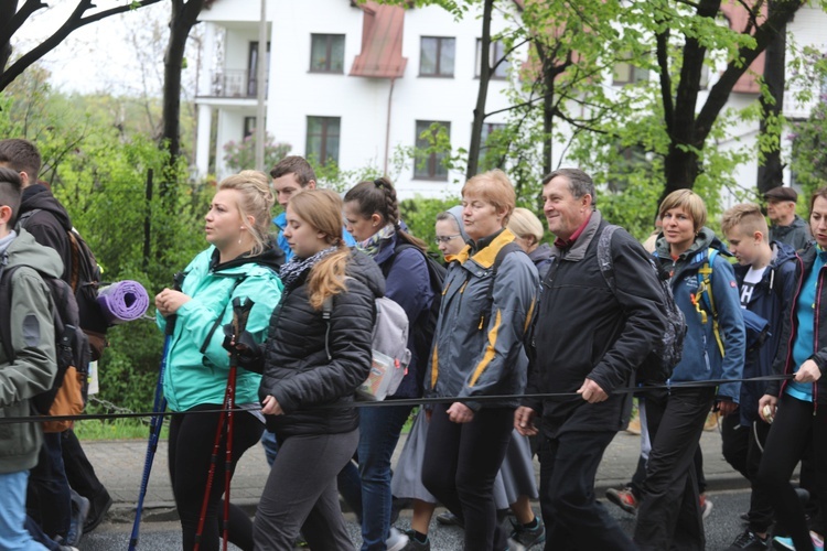 7. pielgrzymka z Hałcnowa wyrusza do Łagiewnik, cz. 1 - 2019