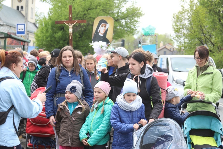 7. pielgrzymka z Hałcnowa wyrusza do Łagiewnik, cz. 1 - 2019