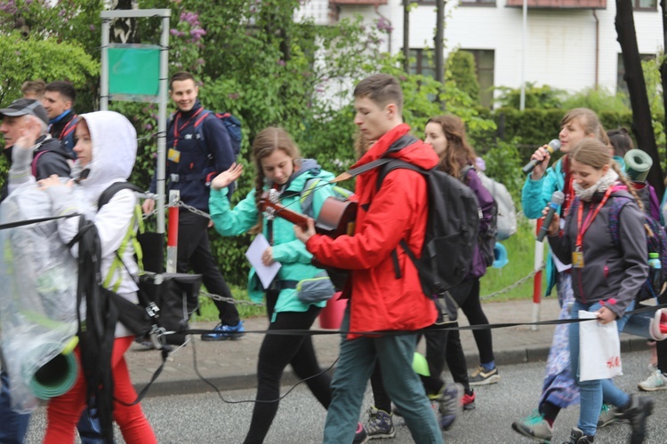 7. pielgrzymka z Hałcnowa wyrusza do Łagiewnik. cz. 2 - 2019