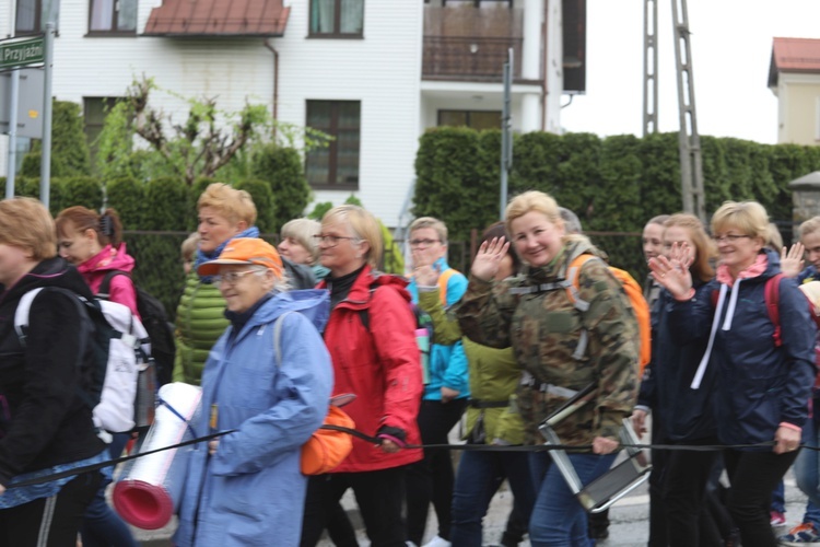 7. pielgrzymka z Hałcnowa wyrusza do Łagiewnik. cz. 2 - 2019