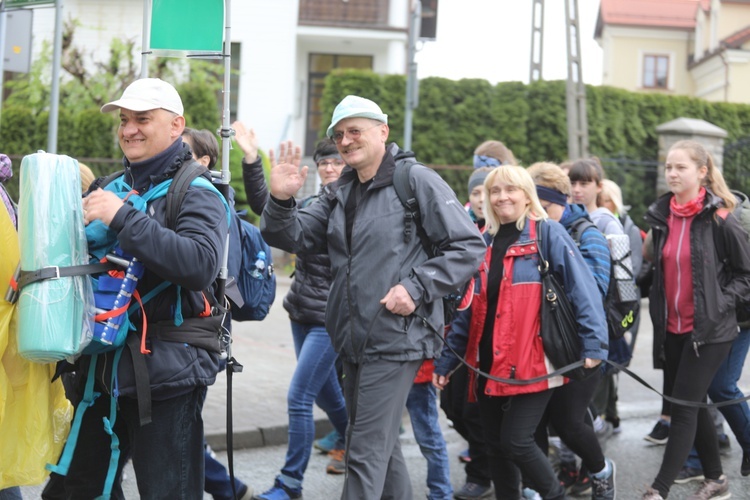 7. pielgrzymka z Hałcnowa wyrusza do Łagiewnik. cz. 2 - 2019