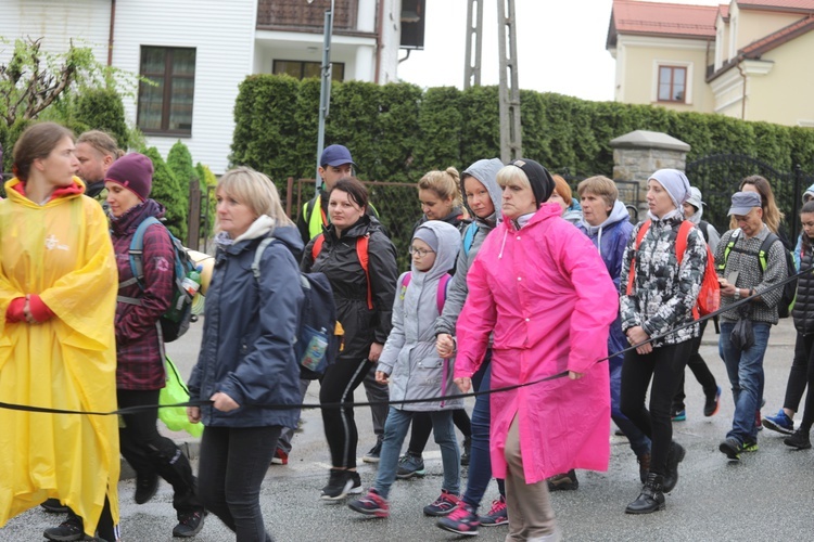 7. pielgrzymka z Hałcnowa wyrusza do Łagiewnik. cz. 2 - 2019