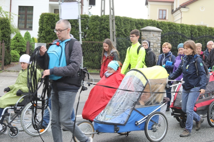 7. pielgrzymka z Hałcnowa wyrusza do Łagiewnik. cz. 2 - 2019