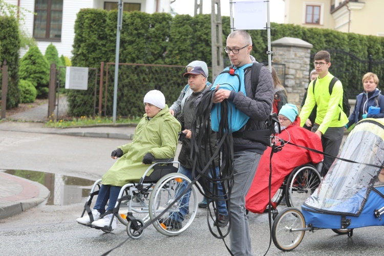 7. pielgrzymka z Hałcnowa wyrusza do Łagiewnik. cz. 2 - 2019