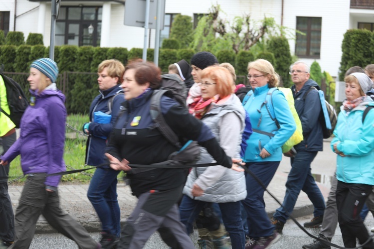 7. pielgrzymka z Hałcnowa wyrusza do Łagiewnik. cz. 2 - 2019