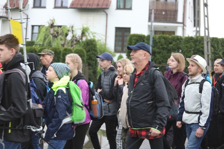 7. pielgrzymka z Hałcnowa wyrusza do Łagiewnik. cz. 2 - 2019