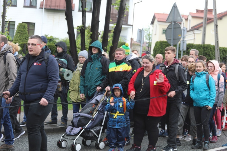 7. pielgrzymka z Hałcnowa wyrusza do Łagiewnik. cz. 2 - 2019