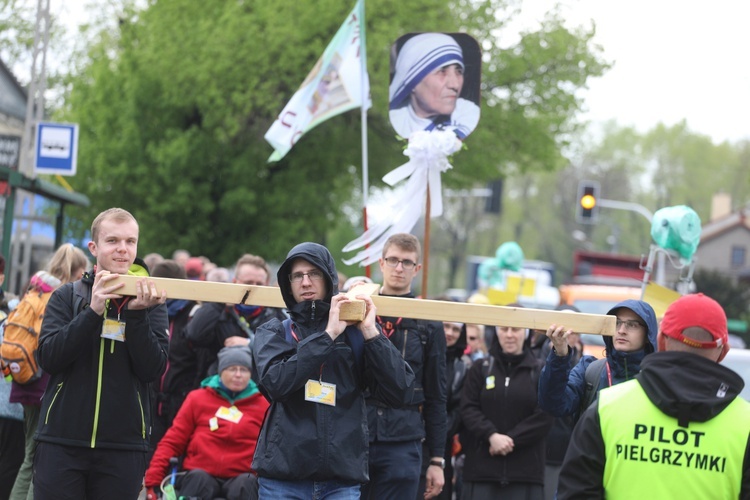 7. pielgrzymka z Hałcnowa wyrusza do Łagiewnik. cz. 2 - 2019