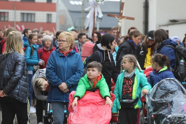 Pierwszy postój pielgrzymów u św. Jana Kantego w Kętach - 2019