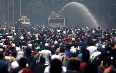 Wenezuela: Starcia zwolenników Guaido z policją, co najmniej 69 rannych