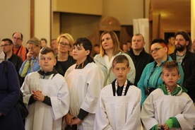 Ministranci i lektorzy wspólne modlili się podczas Eucharystii.