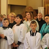 Ministranci i lektorzy wspólne modlili się podczas Eucharystii.