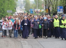 Kilkaset osób wraz ze służebniczkami wędruje do Tuchowa