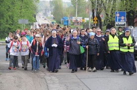 Kilkaset osób wraz ze służebniczkami wędruje do Tuchowa