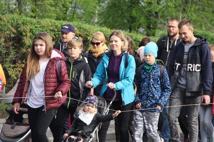 Kilkaset osób wraz ze służebniczkami wędruje do Tuchowa