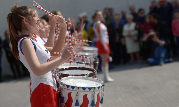Radosny i brawurowy pokaz w wykonaniu młodych artystów przykuł uwagę licznej publiczności.