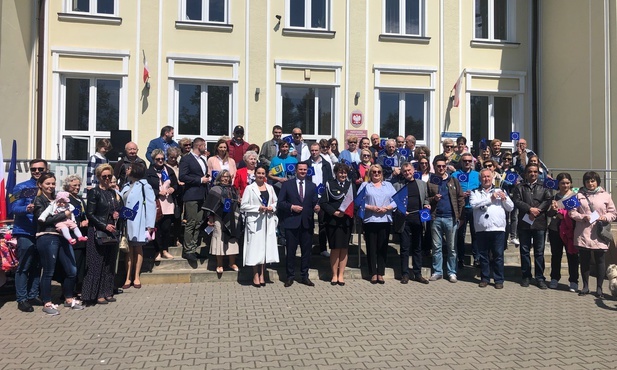 Dyrektor Szkoły Muzycznej zaprosił mieszkańców do wspólnego zaśpiewnia hymnu UE.