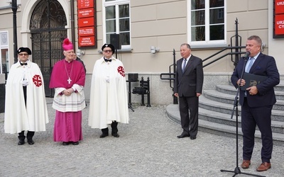 Uroczystści jubileuszowe rozpoczęły się przy ratuszu.