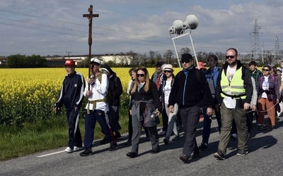 Po drodze pielgrzymi modlili się różańcem, Drogą Krzyżową czy Godzinkami do Matki Bożej.