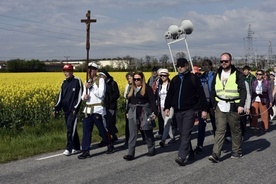 Po drodze pielgrzymi modlili się różańcem, Drogą Krzyżową czy Godzinkami do Matki Bożej.