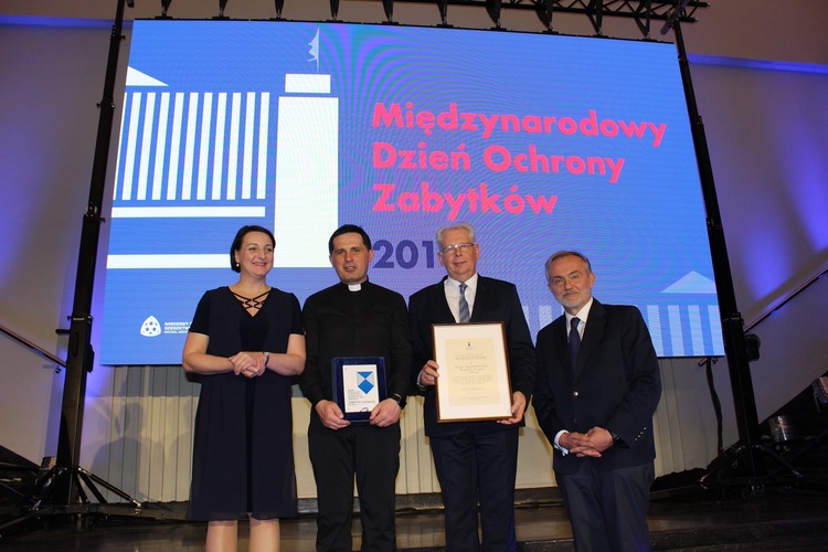 Wyróżnienie wręczono ks. Marianowi Chełmeckiemu oraz burmistrzowi Wacławowi Ligęzie (obaj w środku).