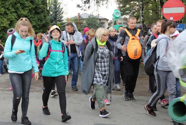 W drodze z Kęt-Podlesia - grupy św. Matki Teresy, św. Maksymiliana i św. Brata Alberta - 2019