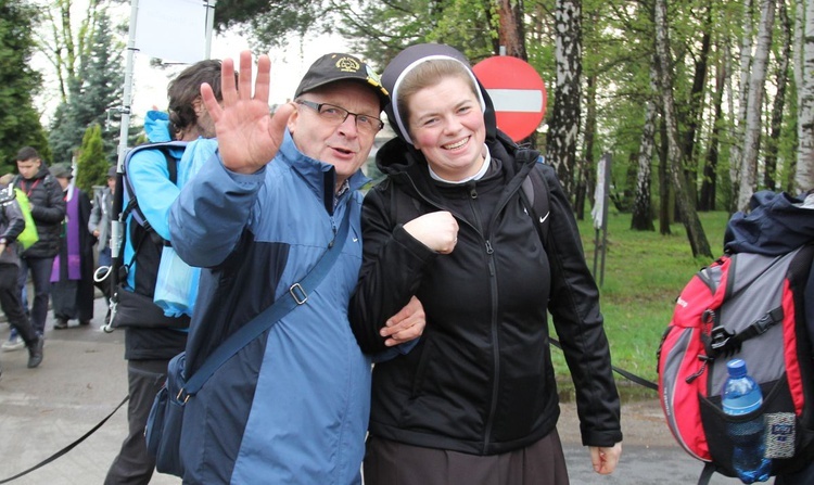 W drodze z Kęt-Podlesia - grupy św. Matki Teresy, św. Maksymiliana i św. Brata Alberta - 2019